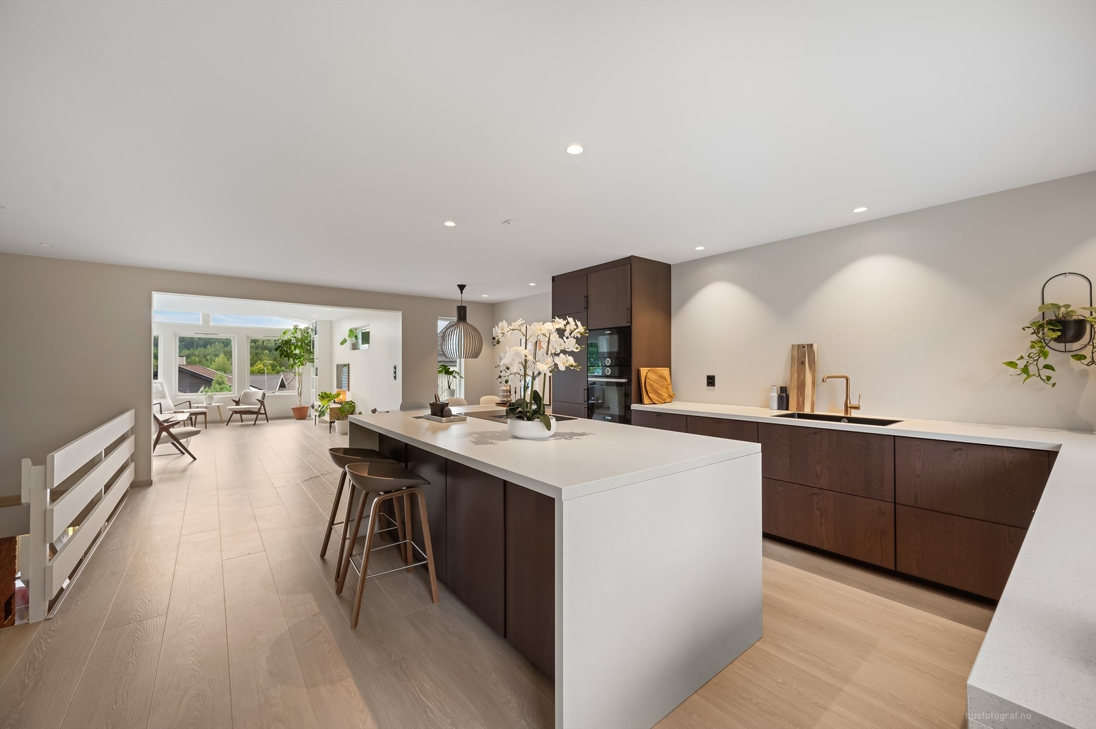 Det er nyere downlights og det er laminat på gulv, malte vegger samt malt himling Galleribilde