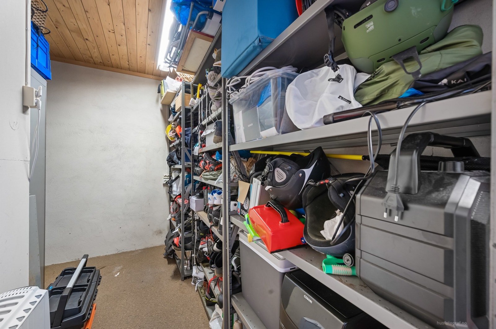 Boligen har godt med lagringsplass i flere innvendige boder og på kaldtloft Galleribilde