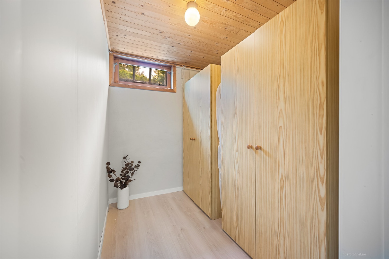 Bod med to garderobeskap Galleribilde