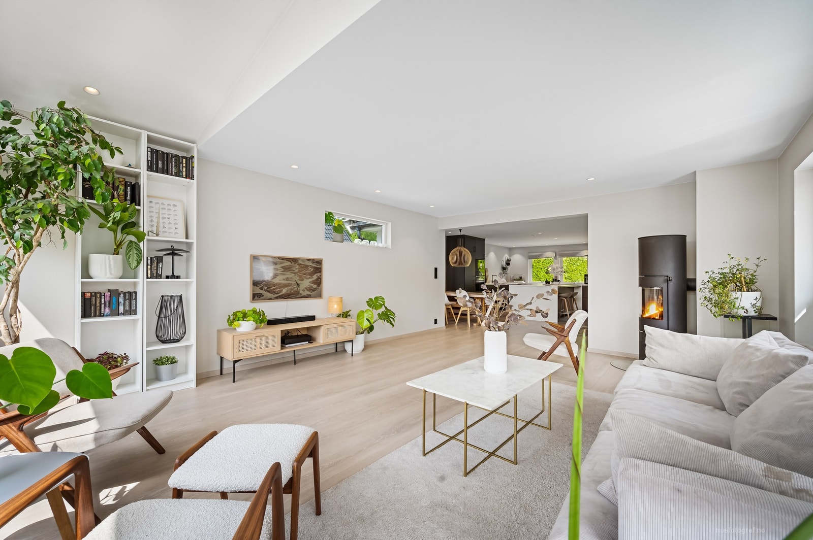 Frittstående Rais peisovn fra 2021 med glassplate på gulv Galleribilde