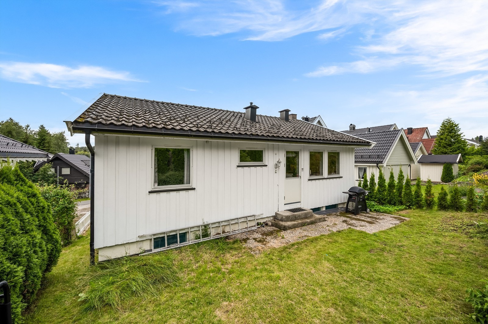 Uteplassen har direkte adkomst til hageområde på baksiden av boligen Galleribilde