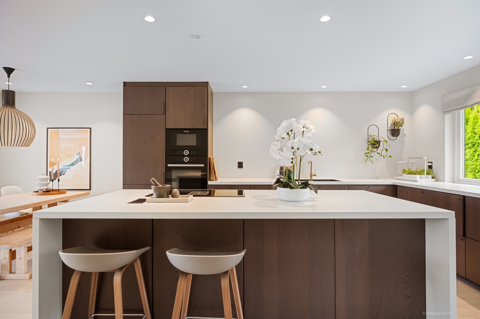 Praktisk og romslig kjøkkenøy med barløsning Galleribilde