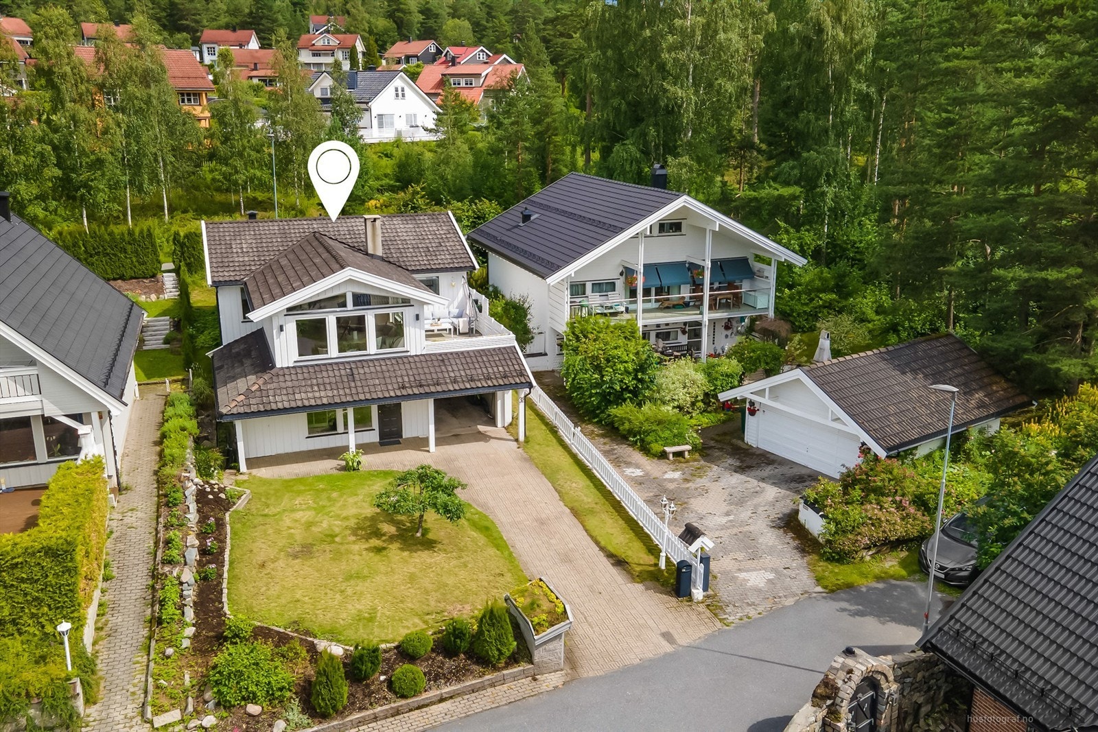 Konnerud har et godt utbygget nett av gang- og sykkelstier - Gangveien er rett bak boligen Galleribilde