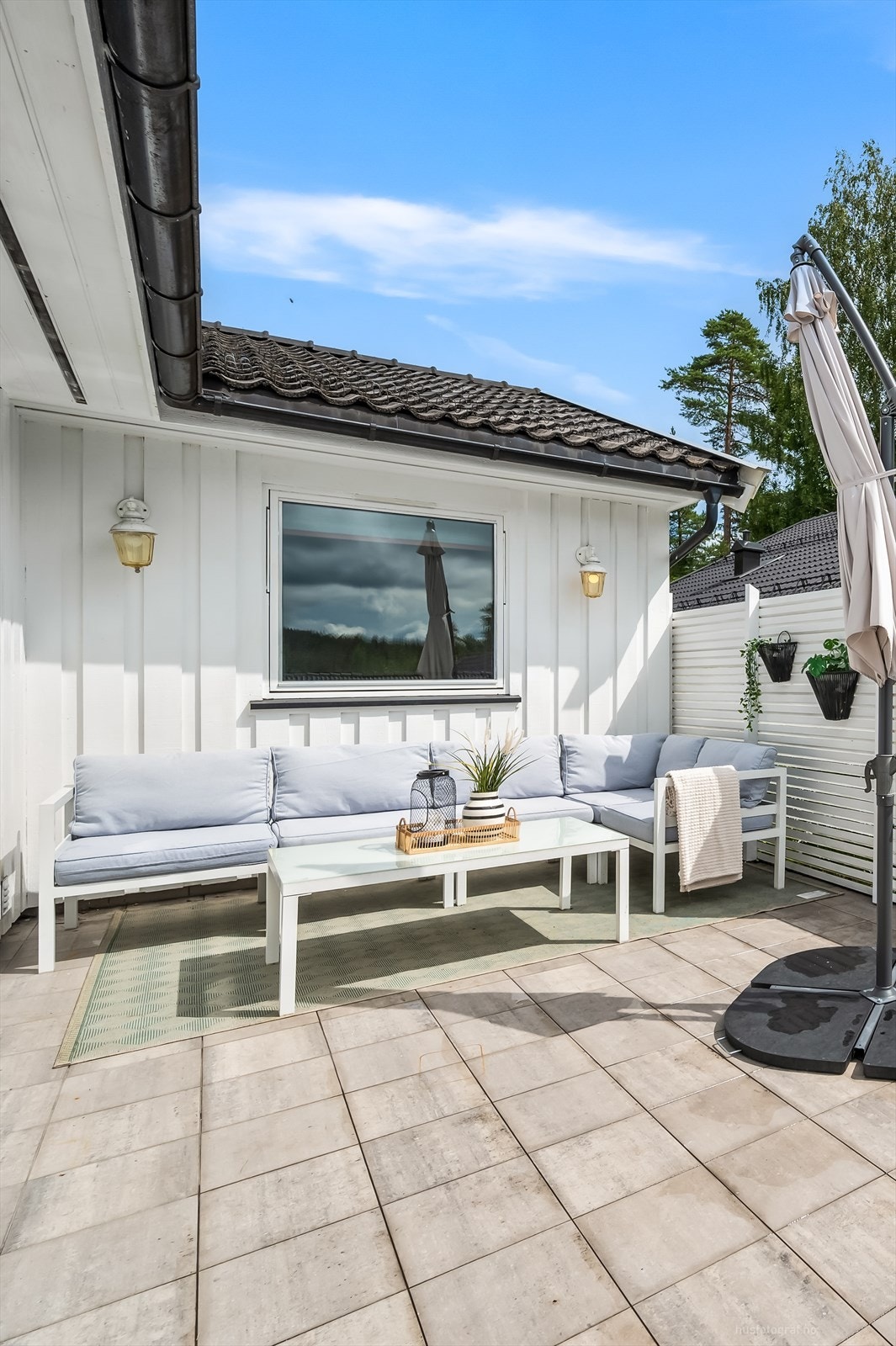 Terrassen er lun og har fin utsikt over boligfeltet Galleribilde