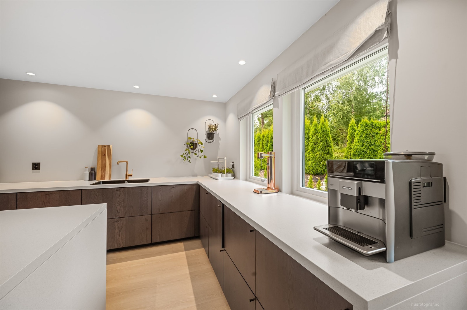 Underskap i glatt og mørk treverk utførelse og laminerte benkeplater Galleribilde