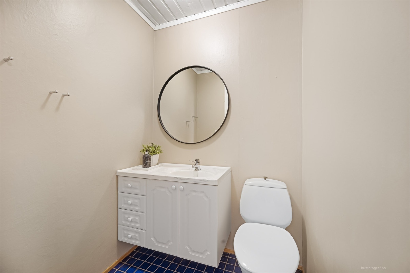 Praktisk wc-rom med servant og toalett Galleribilde