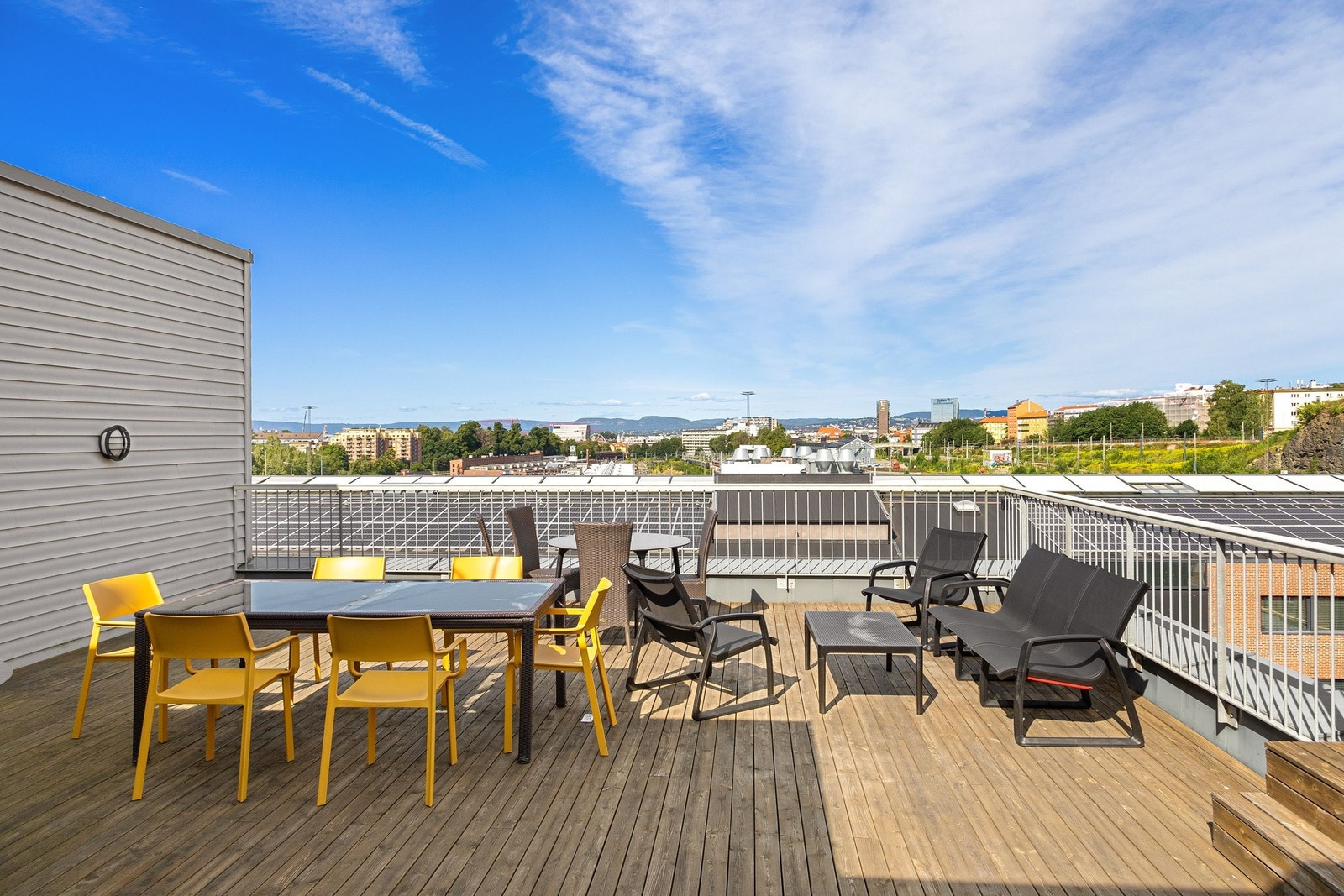 Solrik felles takterrasse i 7.etg med utsikt. Her får man sola inn store deler av dagen og kvelden Galleribilde