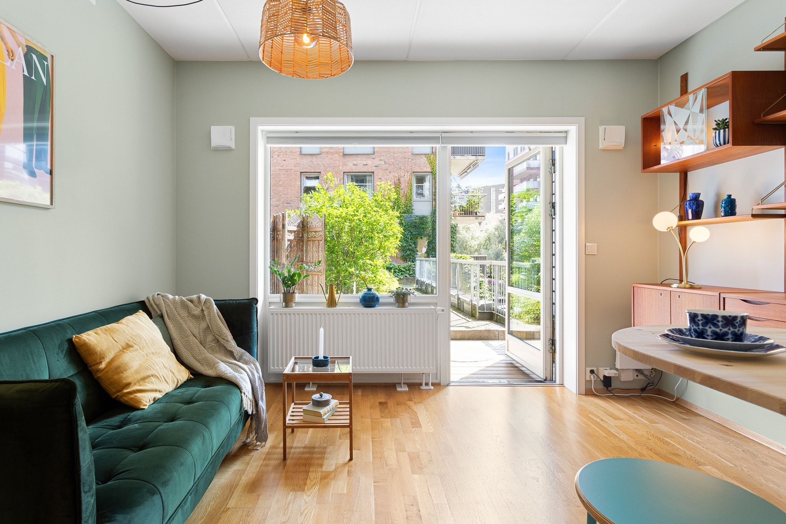 Stor vindusflate med hyggelig og frodig utsyn Galleribilde