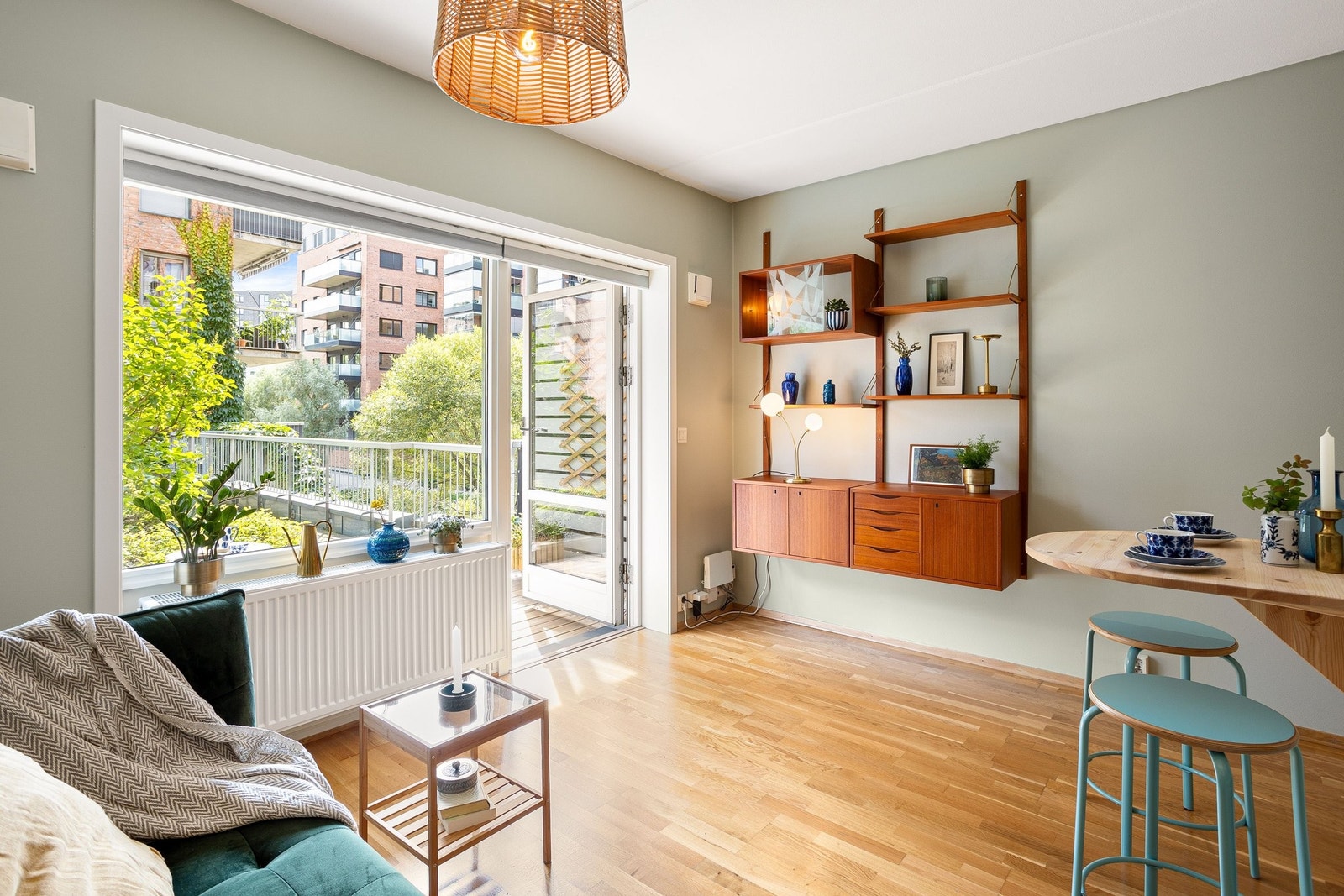Stue med plass til både sofa og spiseplass Galleribilde