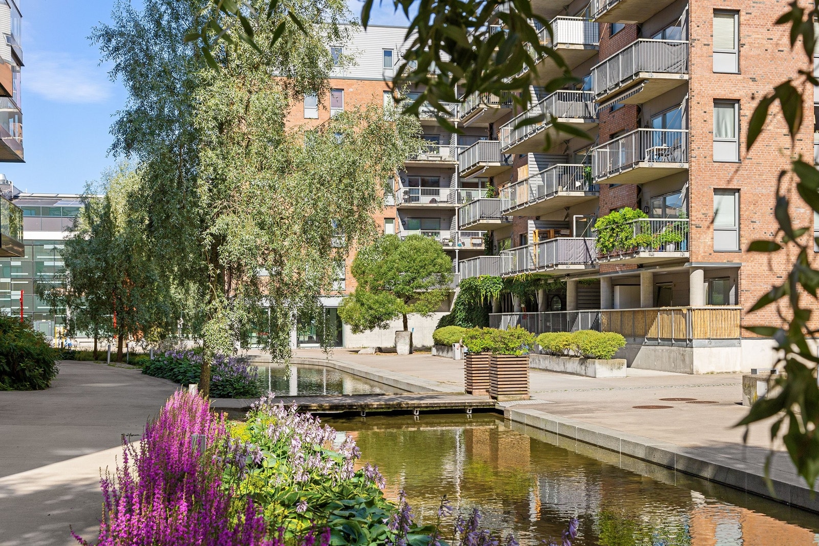 Vannspeilet sirkler seg vakkert gjennom Kværnerbyen, som en forlengelse av Alnaelva Galleribilde