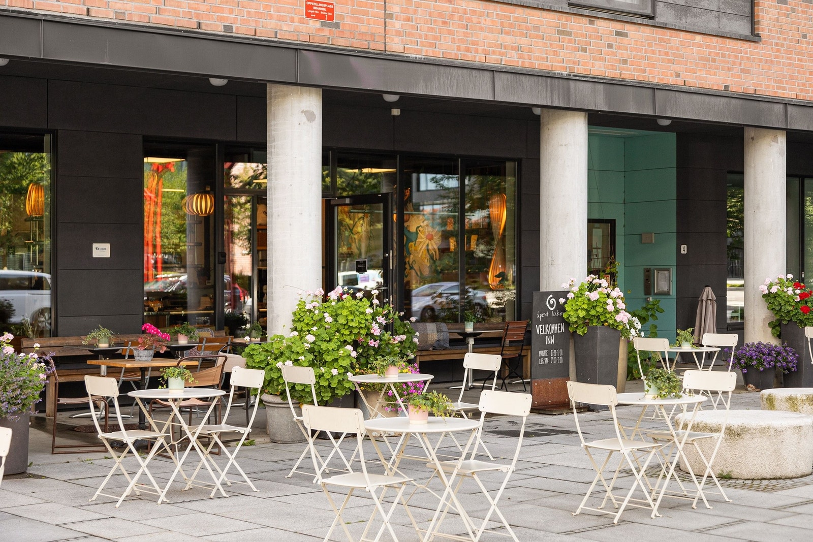 Åpent Bakeri i bygget ved siden av. Mange sitteplasser både inne og ute Galleribilde