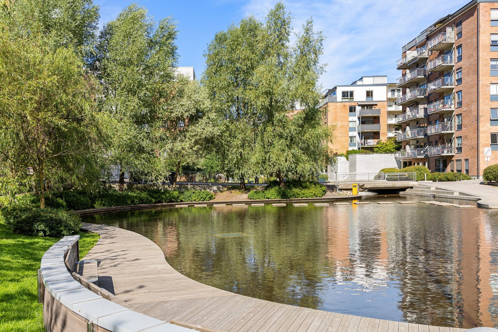 Vannspeilet starter med en stor dam, der det bades om sommeren og om vinteren lages det skøyteis Galleribilde