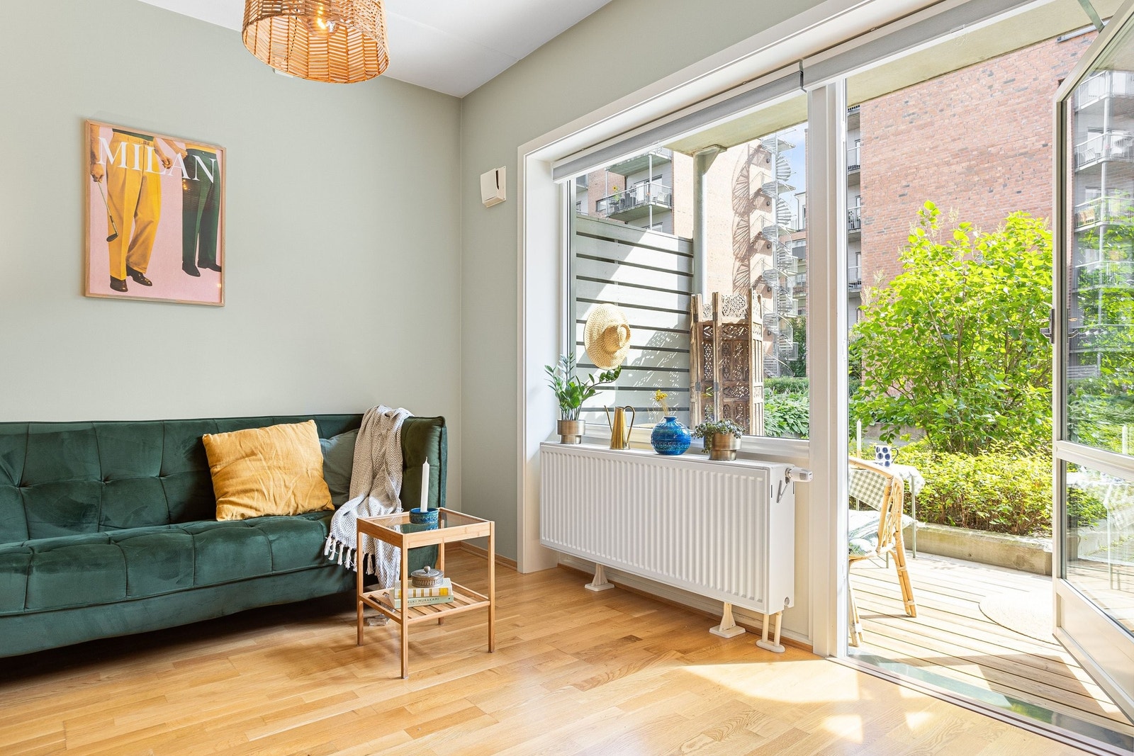 Terrassen er en forlengelse av stuen, her tusler man inn og ut Galleribilde