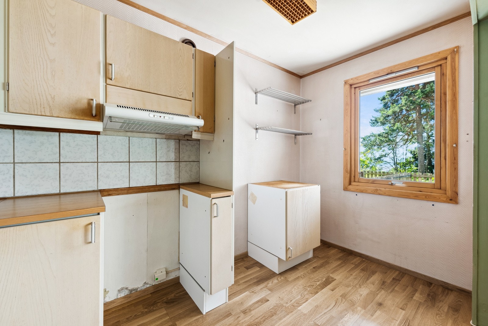 Kjøkkeninnredning med slette fronter fra ukjent årstall, benkeplate av laminat, nedfelt oppvaskkum i rustfritt stål med ett-greps armatur. Galleribilde