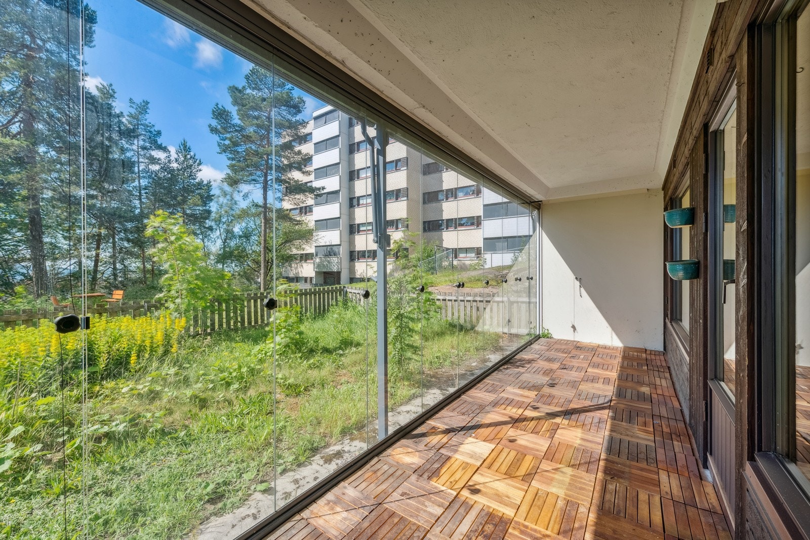 Leiligheten har en god intern beliggenhet i boligblokkens underetasje med flott innglasset terrasse og solrik hagedel. Galleribilde