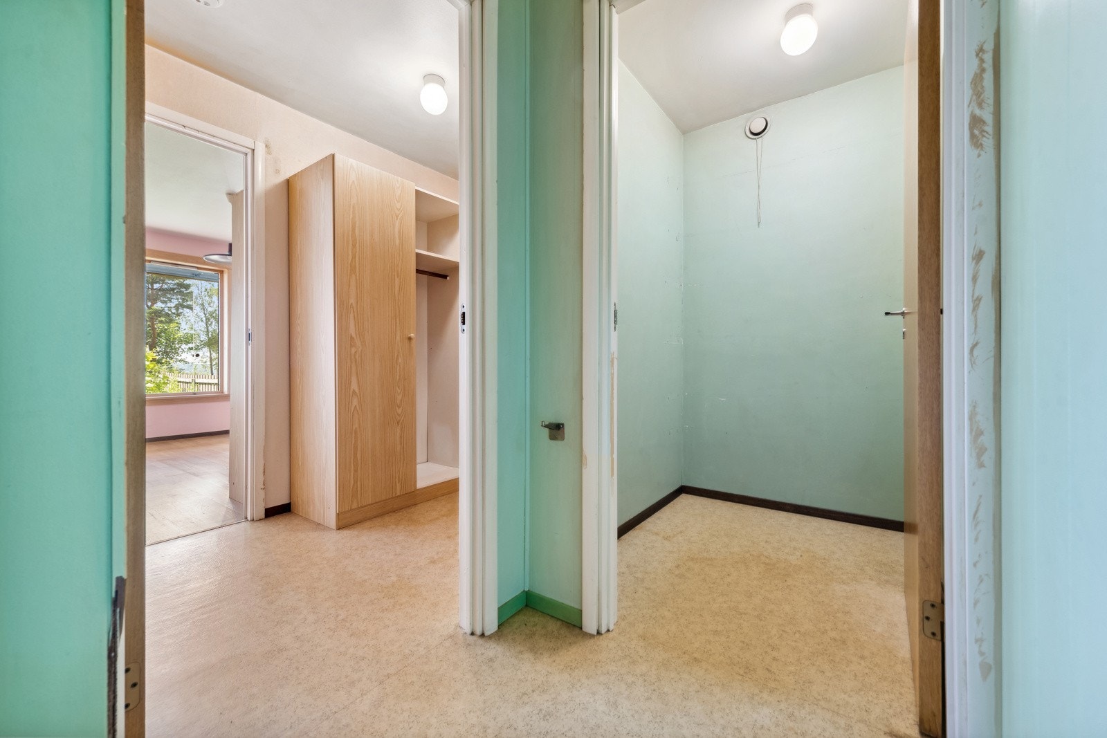 Praktisk innvendig bod. Boligen disponerer også en bod over garasjeanlegget. Galleribilde