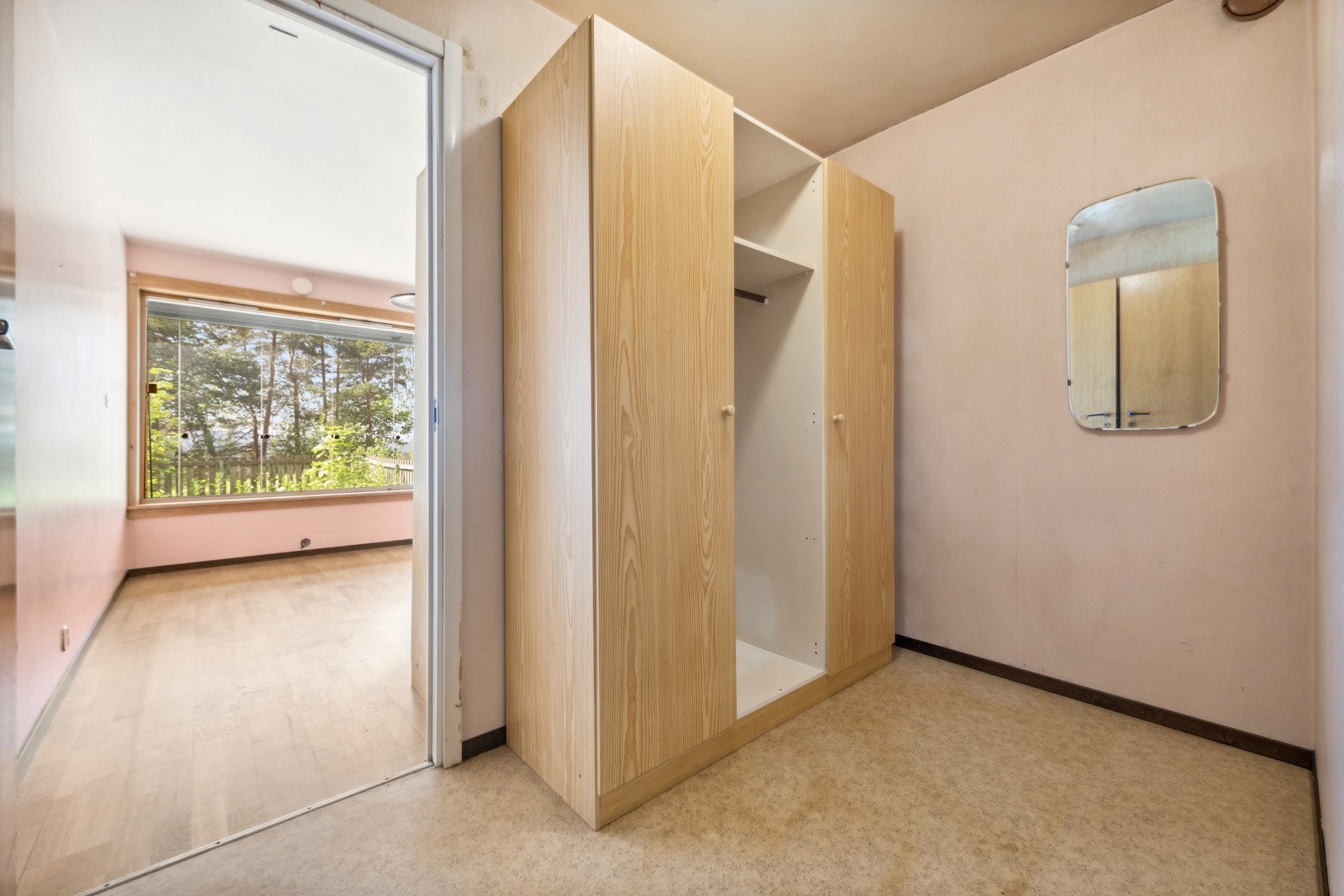 I tilknytning til soverommet er det et romslig og praktisk garderoberom. Her kan du bygge til eget walk-in-closet, eller sette opp et kontor. Mulighetene er mange. Galleribilde