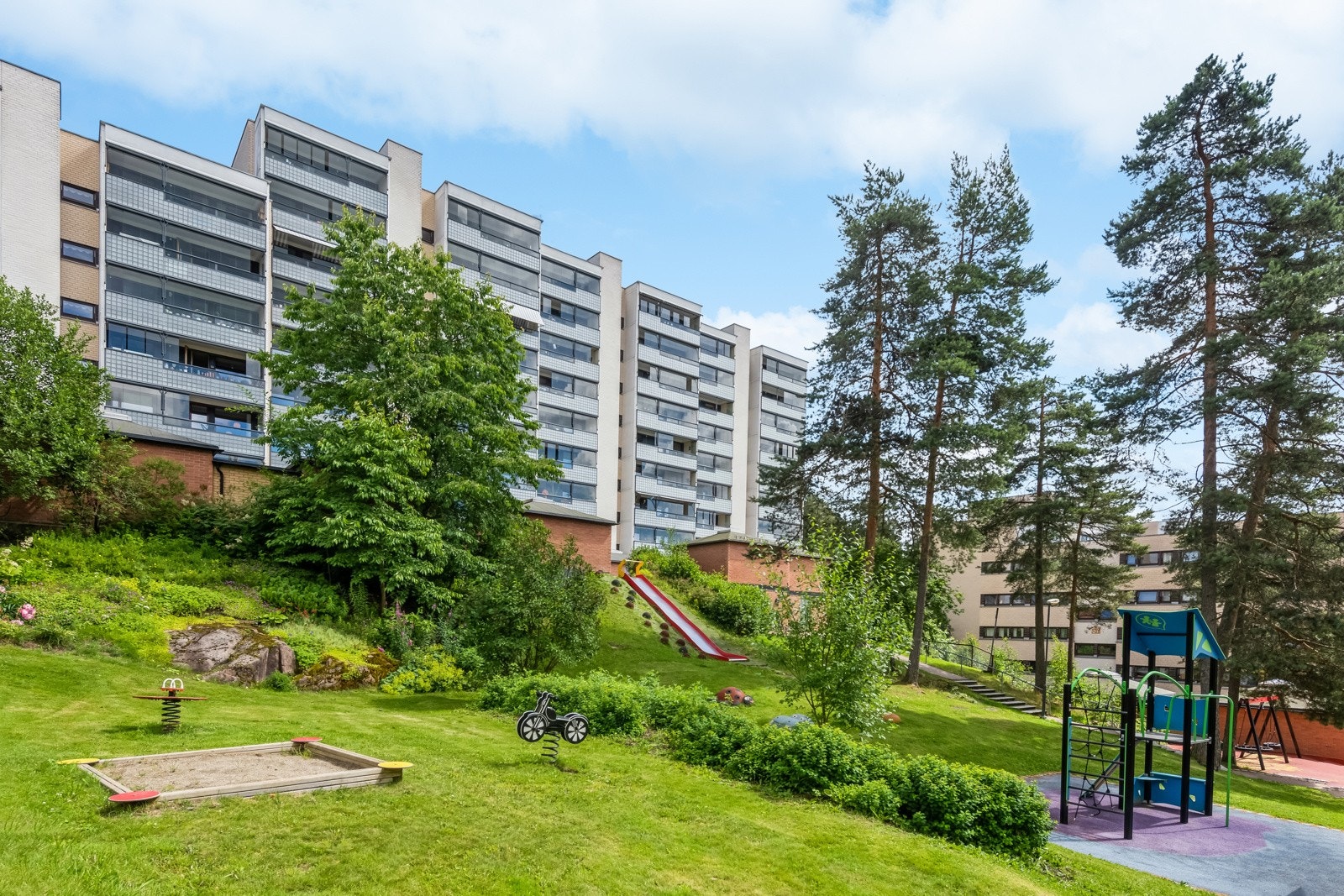 Det er et meget barnevennlig område med bilfrie veier til barneskole og ungdomsskole og flere barnehager. Galleribilde