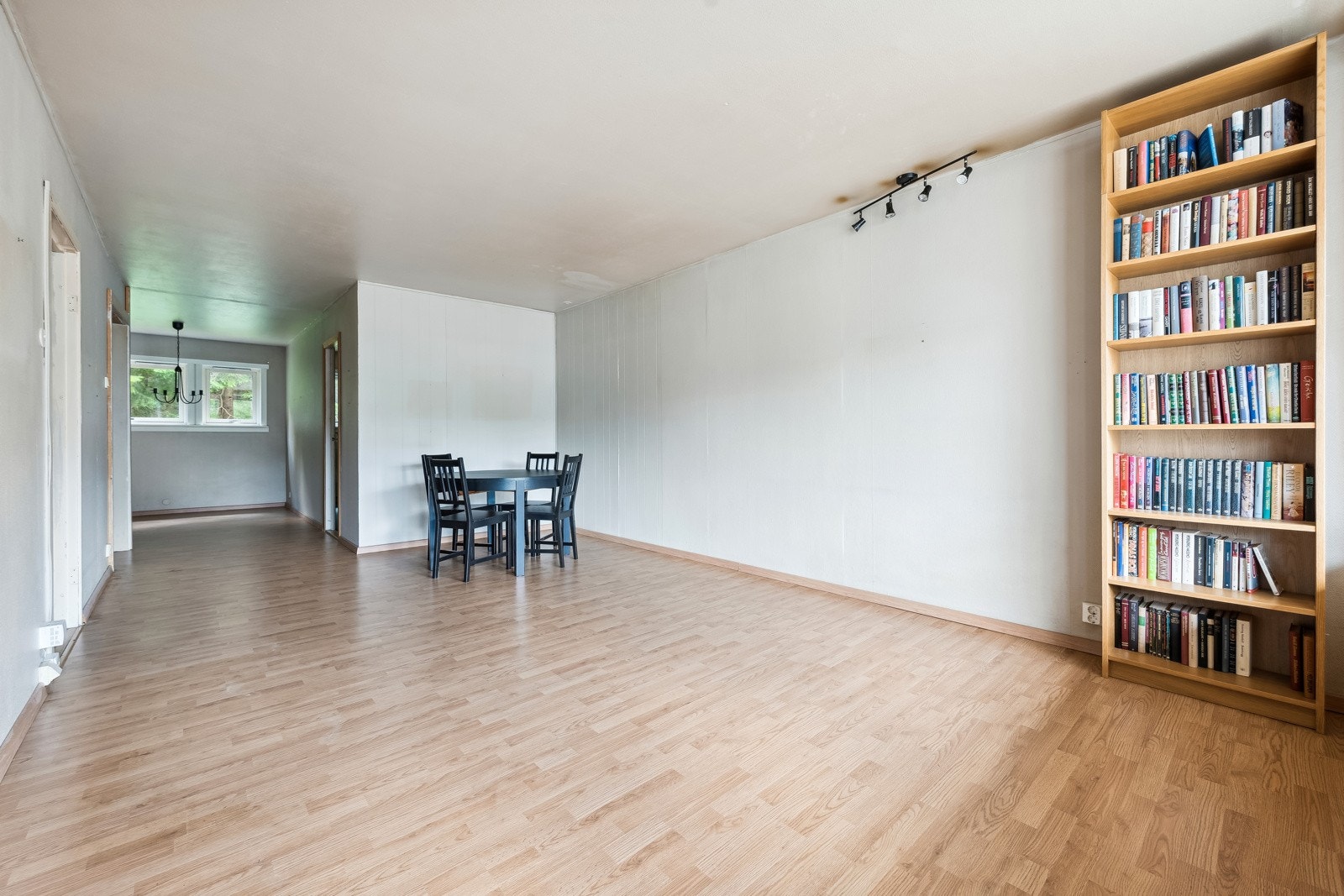 Romslig og lys stue med god plass til sittegruppe og spisebord. Galleribilde