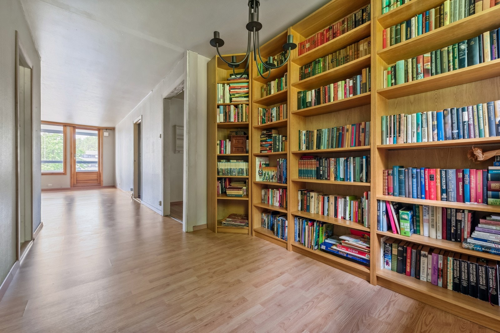 Bibliotek eller spisestue. Her er mulighetene mange. Galleribilde