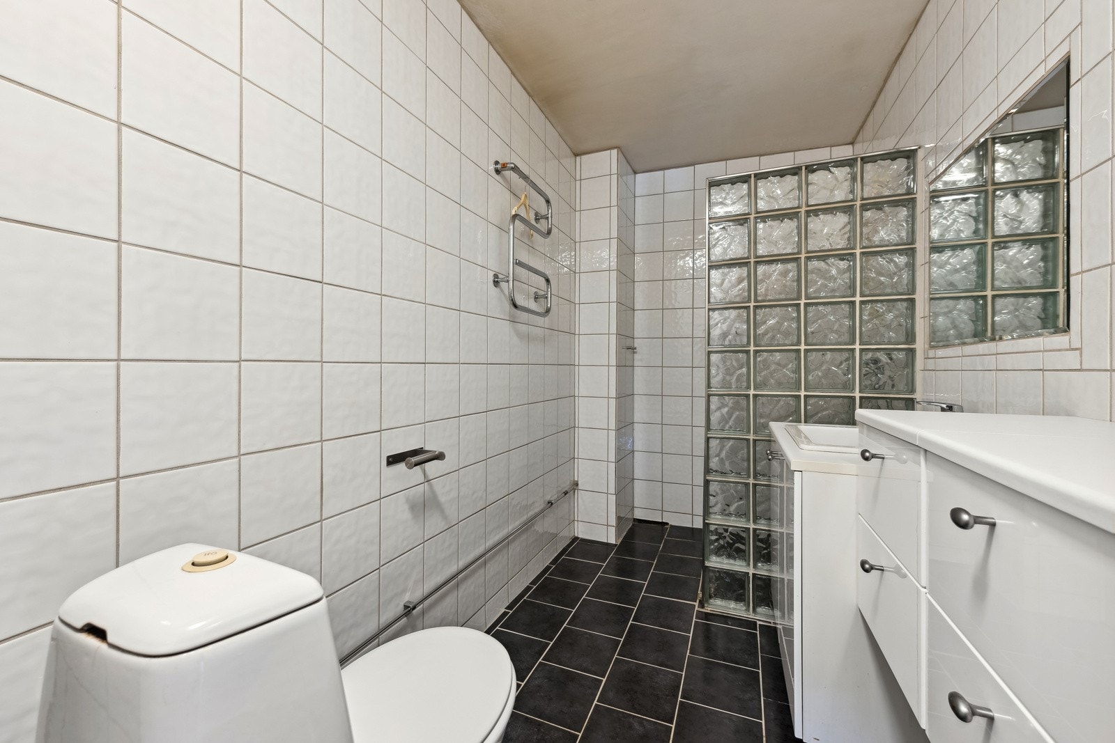 Flislag bad. Borettslaget har vedtatt våtromsrehabilitering. Oppstart 26.08.2024. Galleribilde