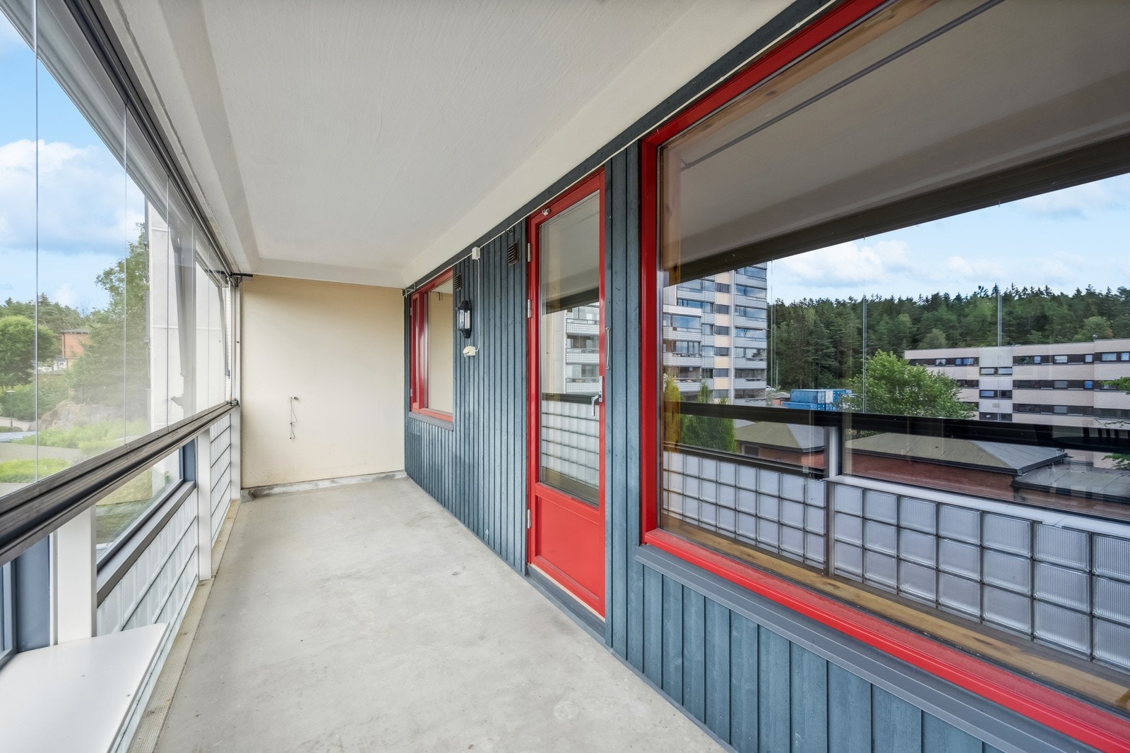 Fra stuen er det utgang til innglasset balkong på ca. 13 kvm. Galleribilde