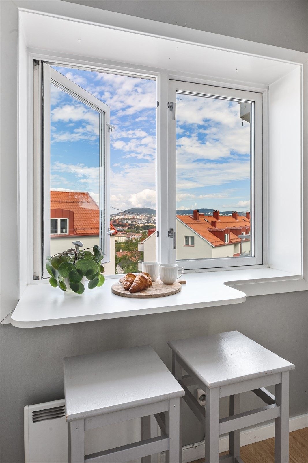 Nyt frokosten mens du ser at byen våkner til liv. Galleribilde