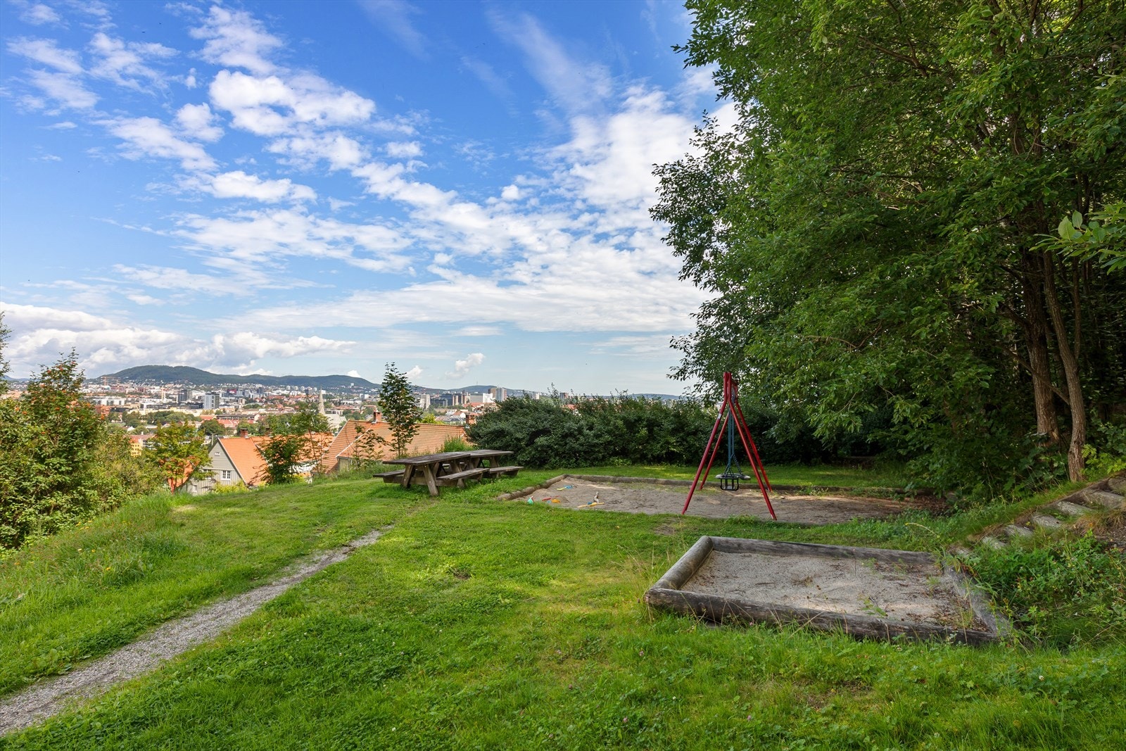 Borettslaget har flere hyggelige uteområder til glede for beboerne. Galleribilde