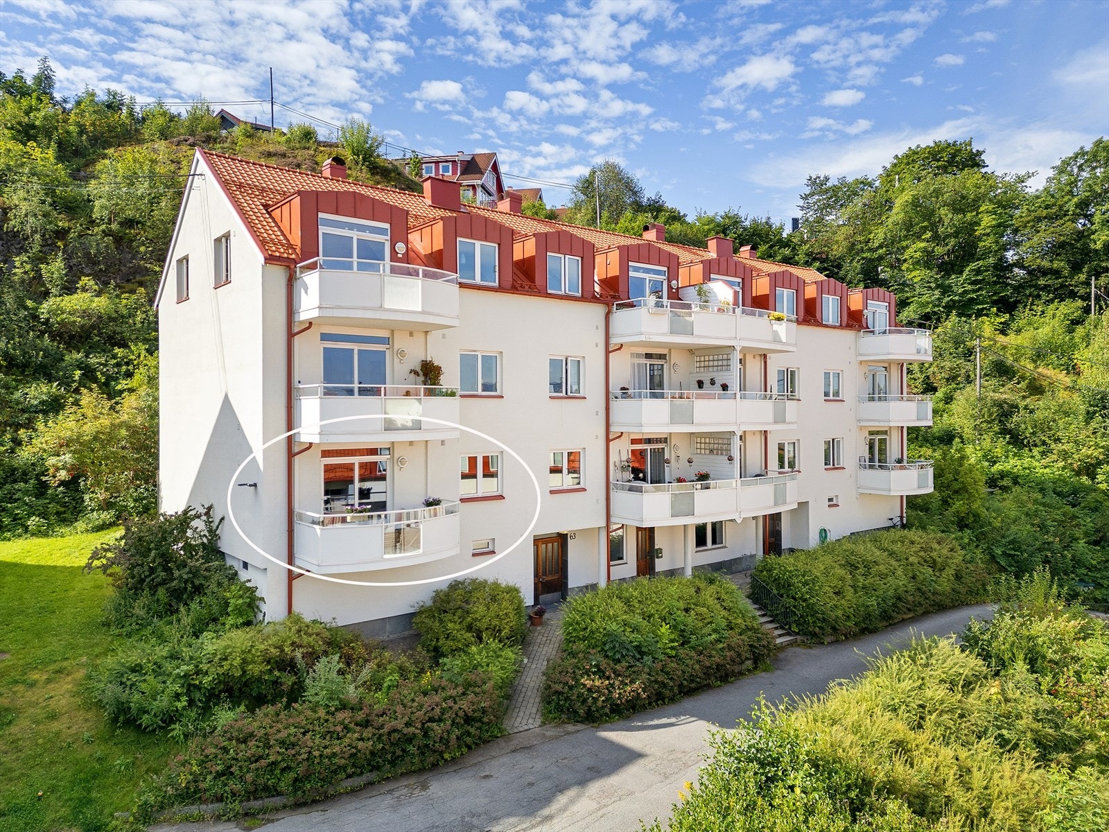 Leiligheten ligger i 2.etg mot inngangsparti og 1.etg mot terrassen. Galleribilde