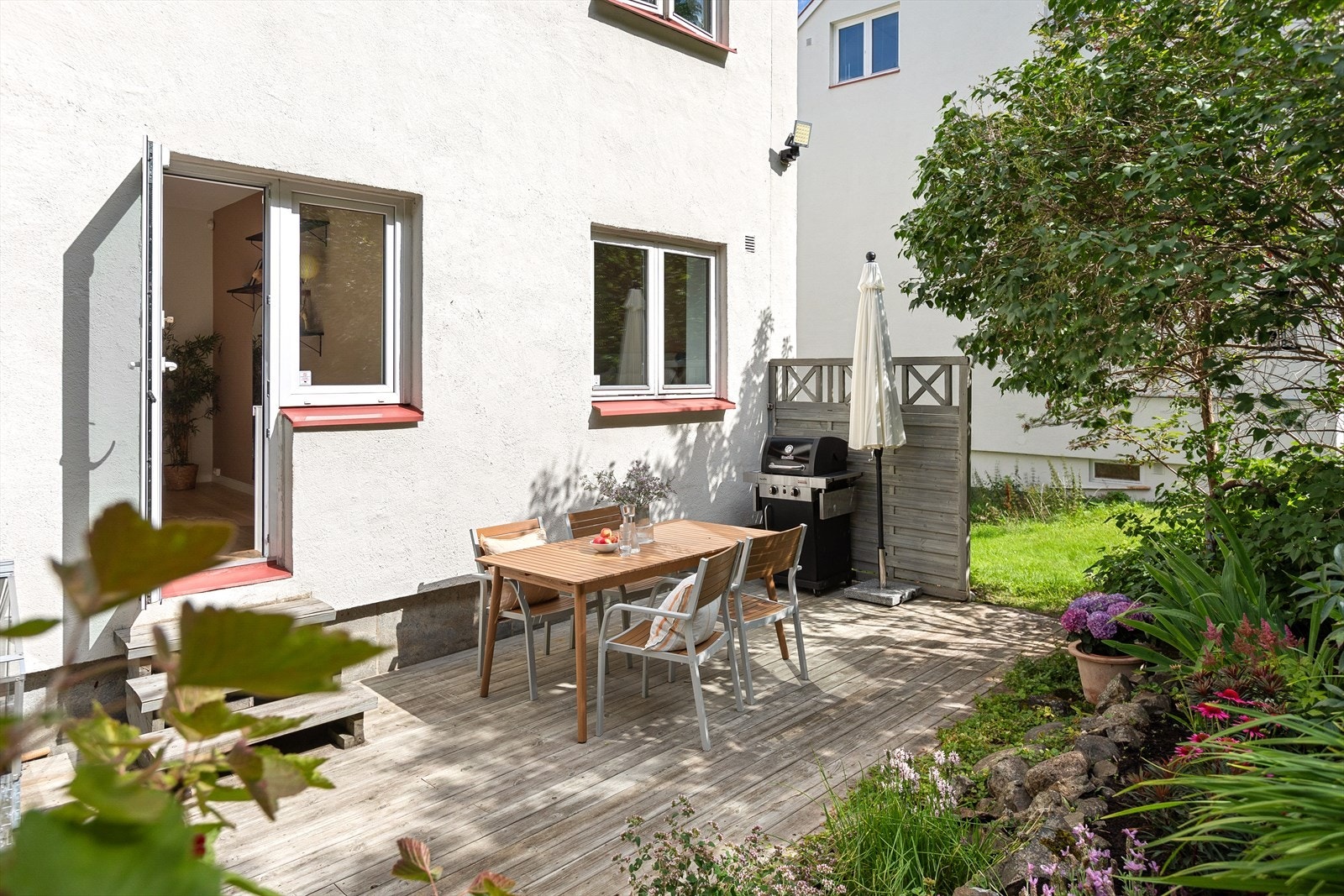 Terrassen føles skjermet og koselig. God plass til sittegruppe, grill og beplantning. Galleribilde