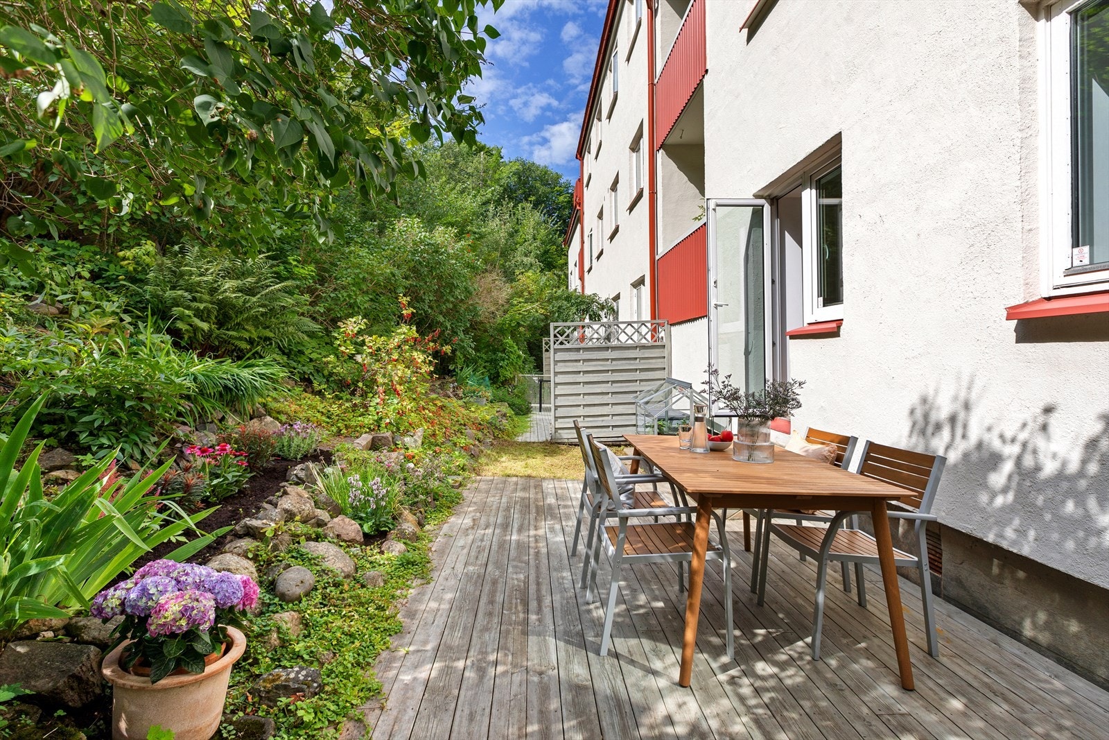 Terrasse på sydsiden av leiligheten med sol fra morgen til ca kl 18:00 i sommermånedene. Galleribilde