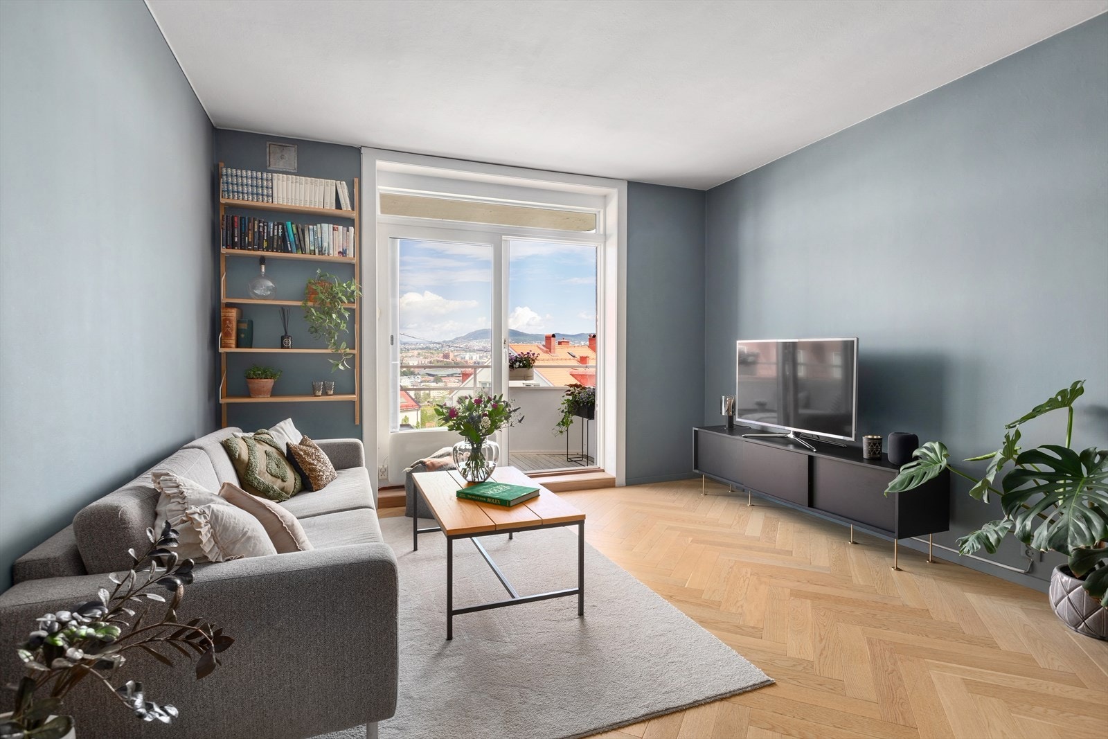 Det første du legger merke til er de store vindusflatene og den vakre utsikten mot byen. Galleribilde