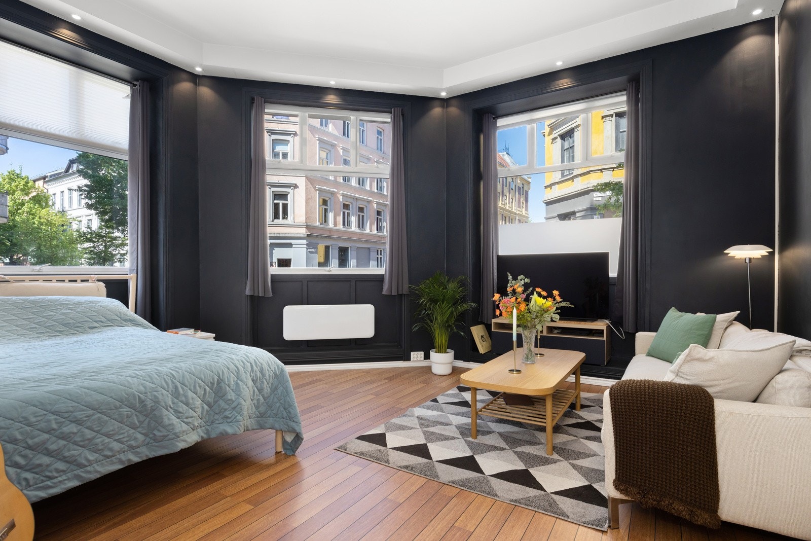 Det er generøs takhøyde og flere store vindusflater som slipper inn rikelig med naturlig lys. Galleribilde