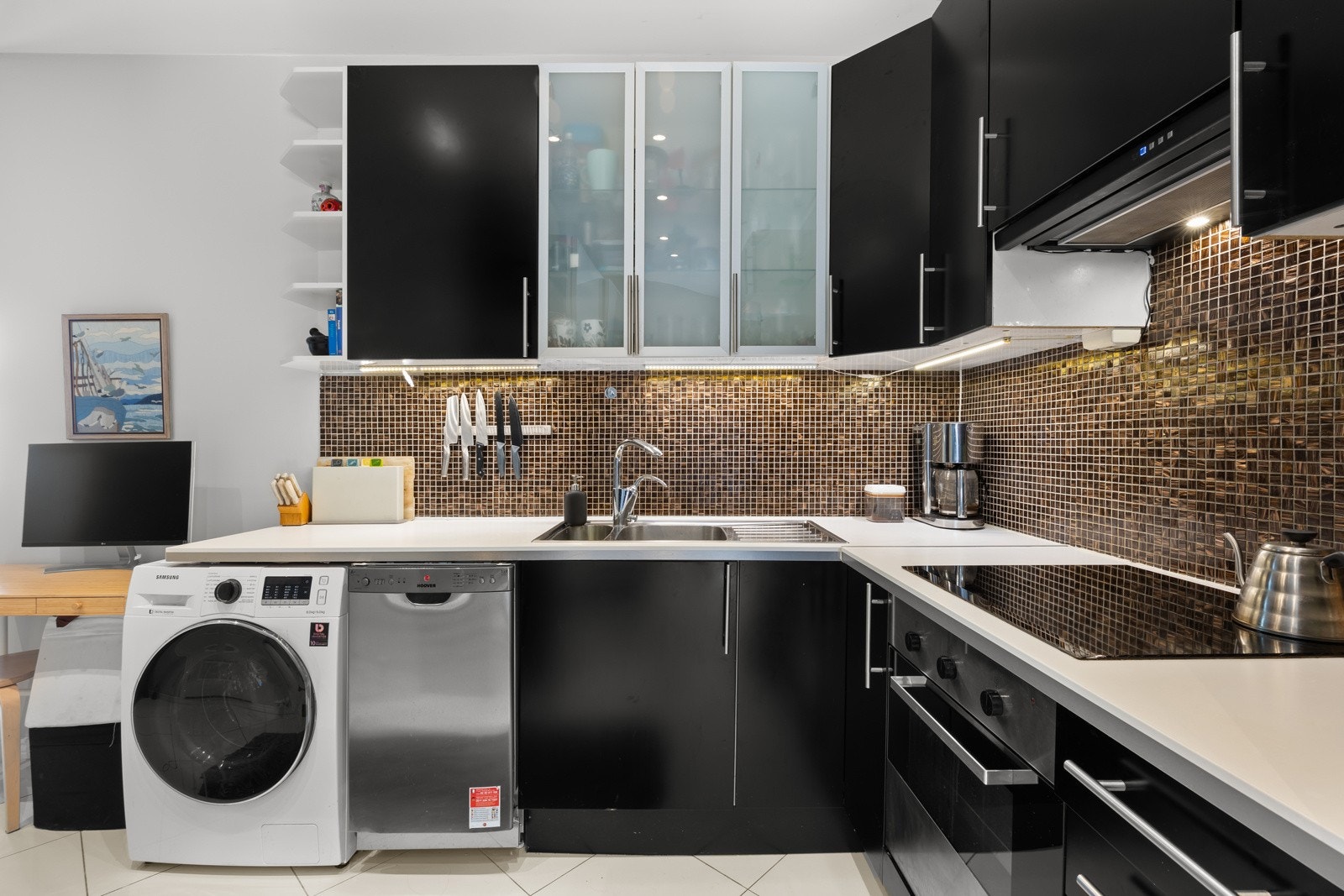 Kjøkkenet er designet og innredet med tanke på funksjonalitet, og har god arbeidsflate og skapplass. Galleribilde