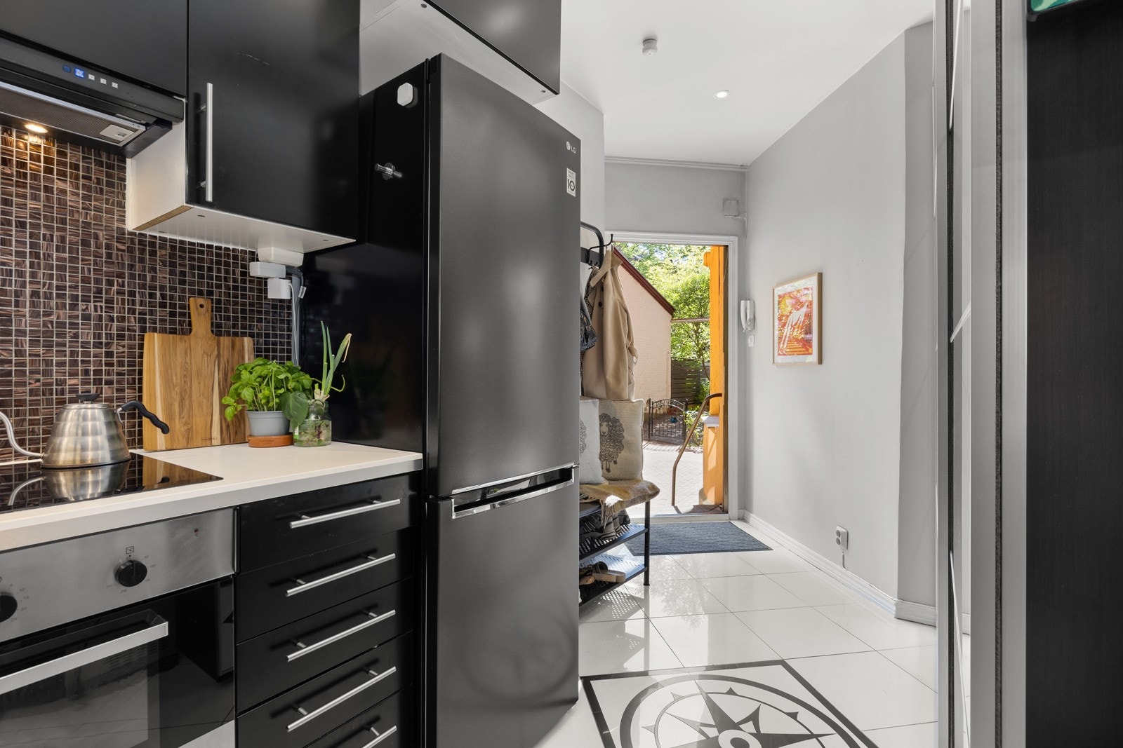 Det er oppvaskmaskin og vaskemaskin i nisje, og frittstående kjøleskap med fryser. Galleribilde