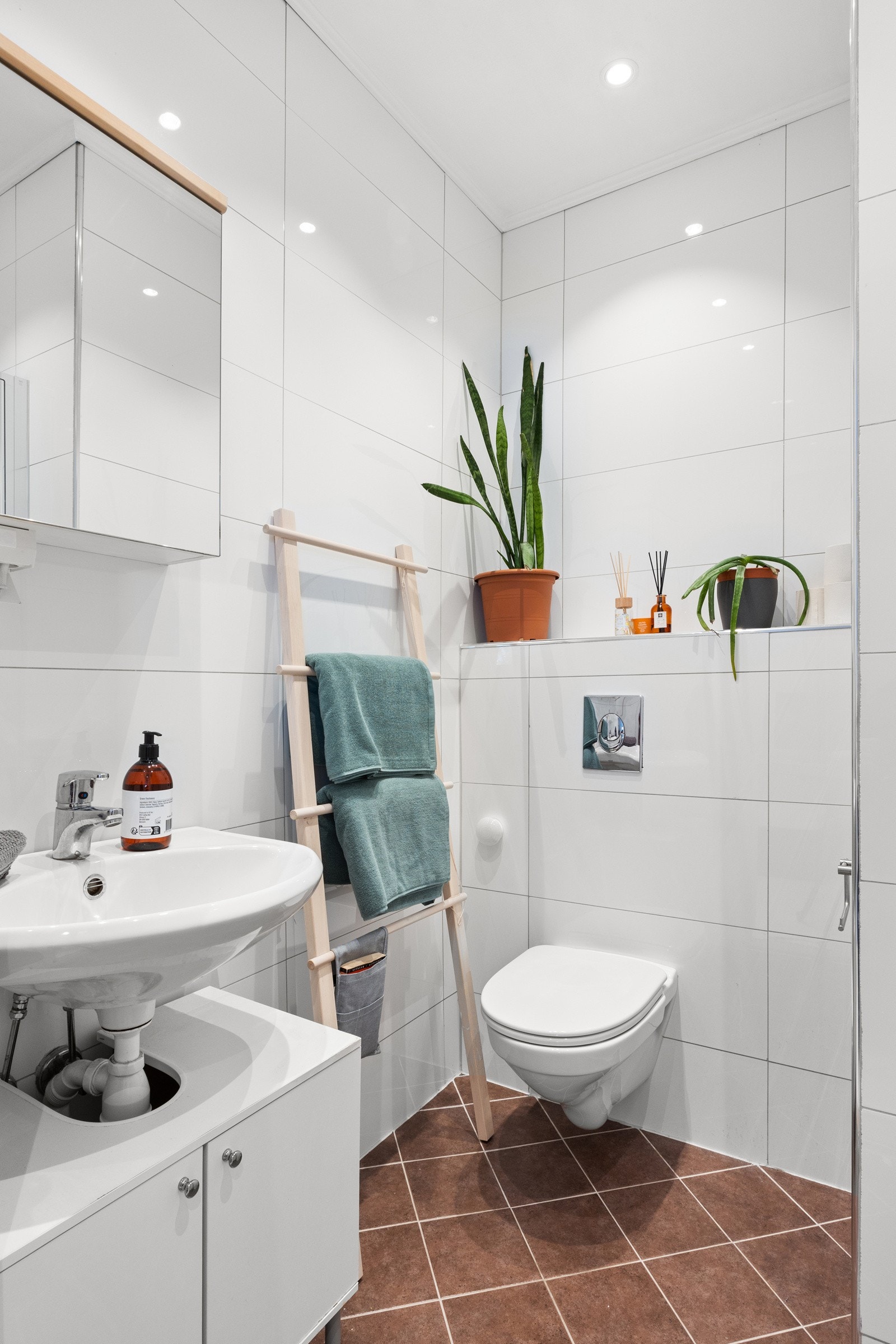 Flislagt bad med gulvvarme, og nedsenket himling med downlights. Galleribilde