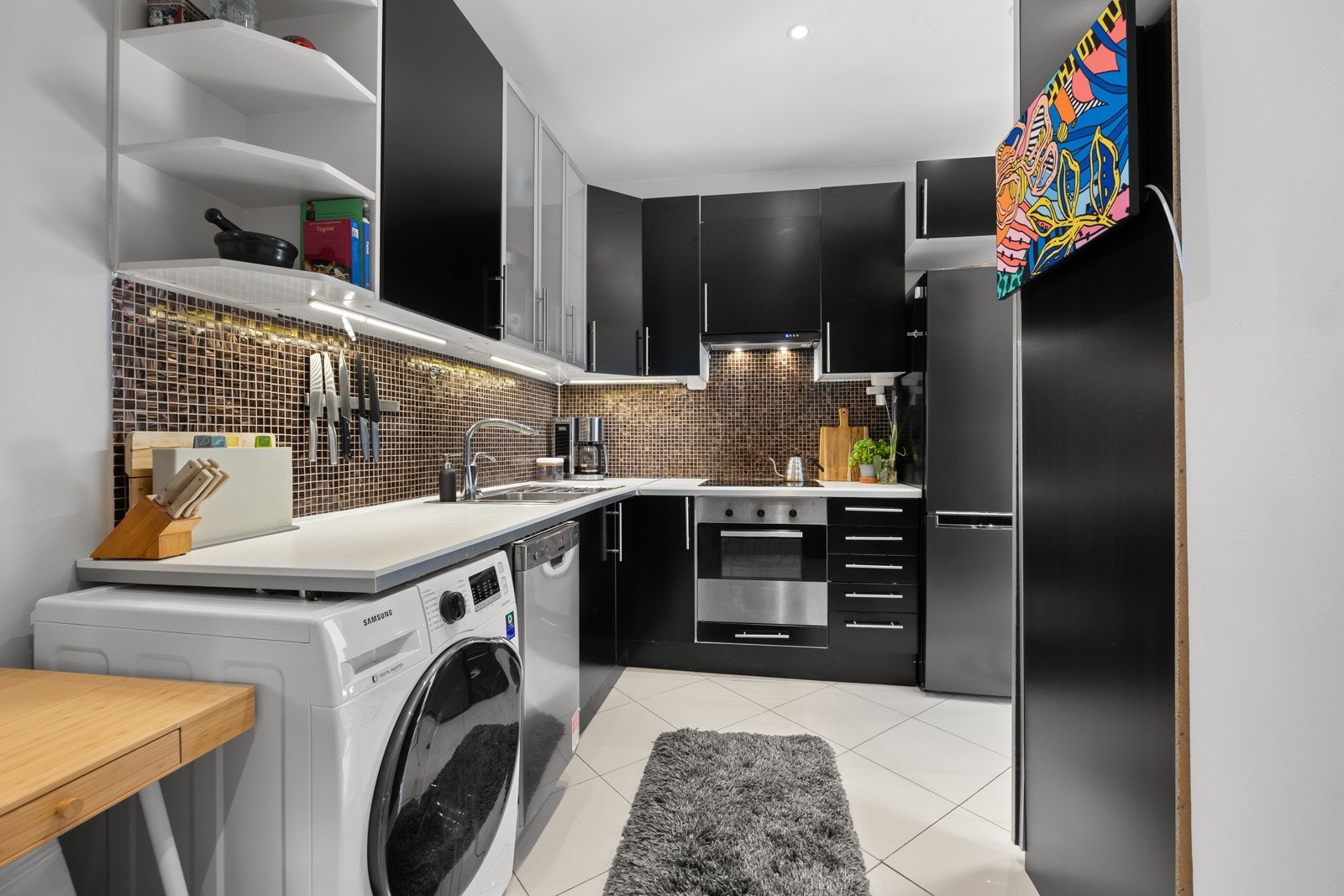 Utstyrt med integrert induksjonsplatetopp og stekeovn. Galleribilde