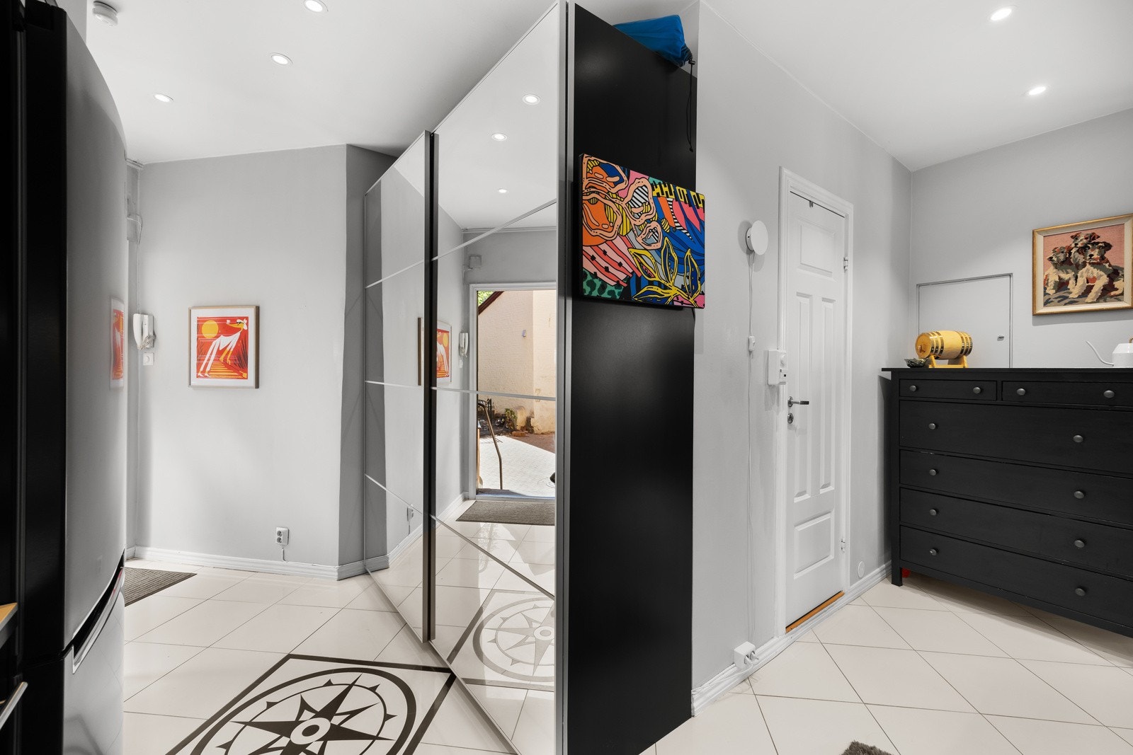 Det er en stor skyvedørsgarderobe med speil som gir rikelig med oppbevaringsplass. Galleribilde