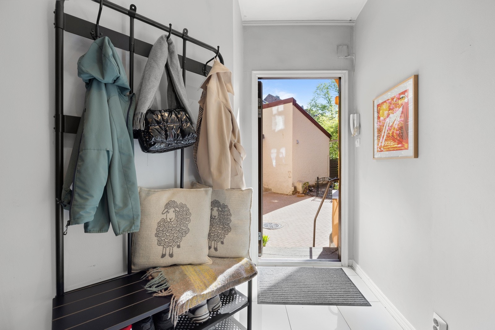 Hyggelig og innbydende entré/gang som gir et godt førsteinntrykk av leiligheten. Galleribilde
