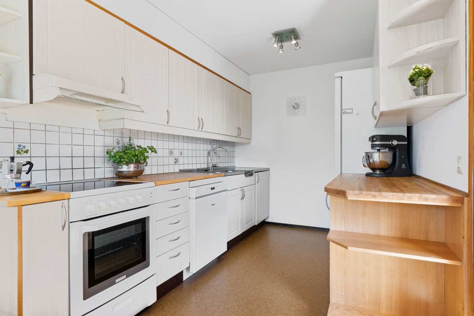 Effektivt innredet kjøkken med god skapplass Galleribilde