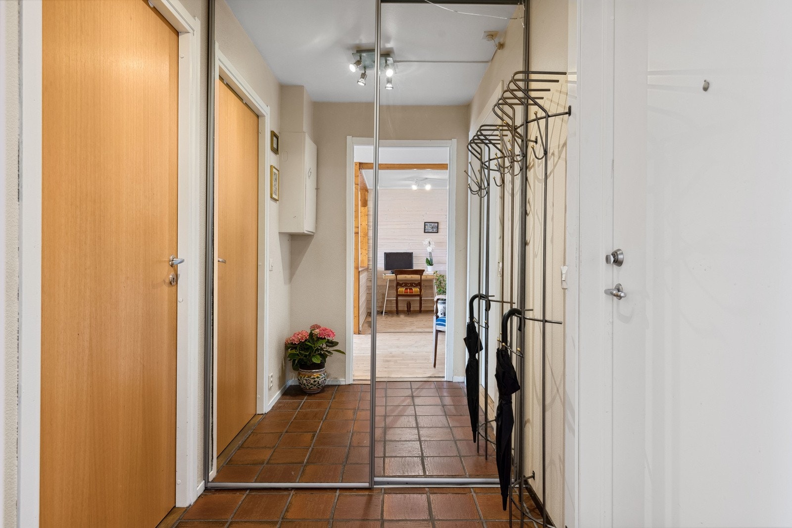 Entré med skyvedørsgarderobe Galleribilde