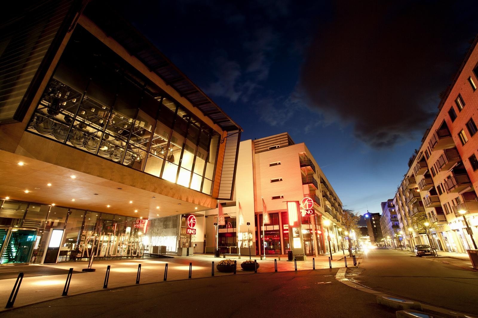 Kort avstand til Sandvika med stort kjøpesenter, spisesteder, kino, kulturhus m.m. Galleribilde