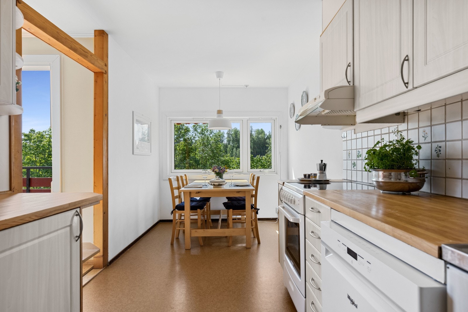 Kjøkkeninnredning med malte fronter og laminat benkeplate Galleribilde