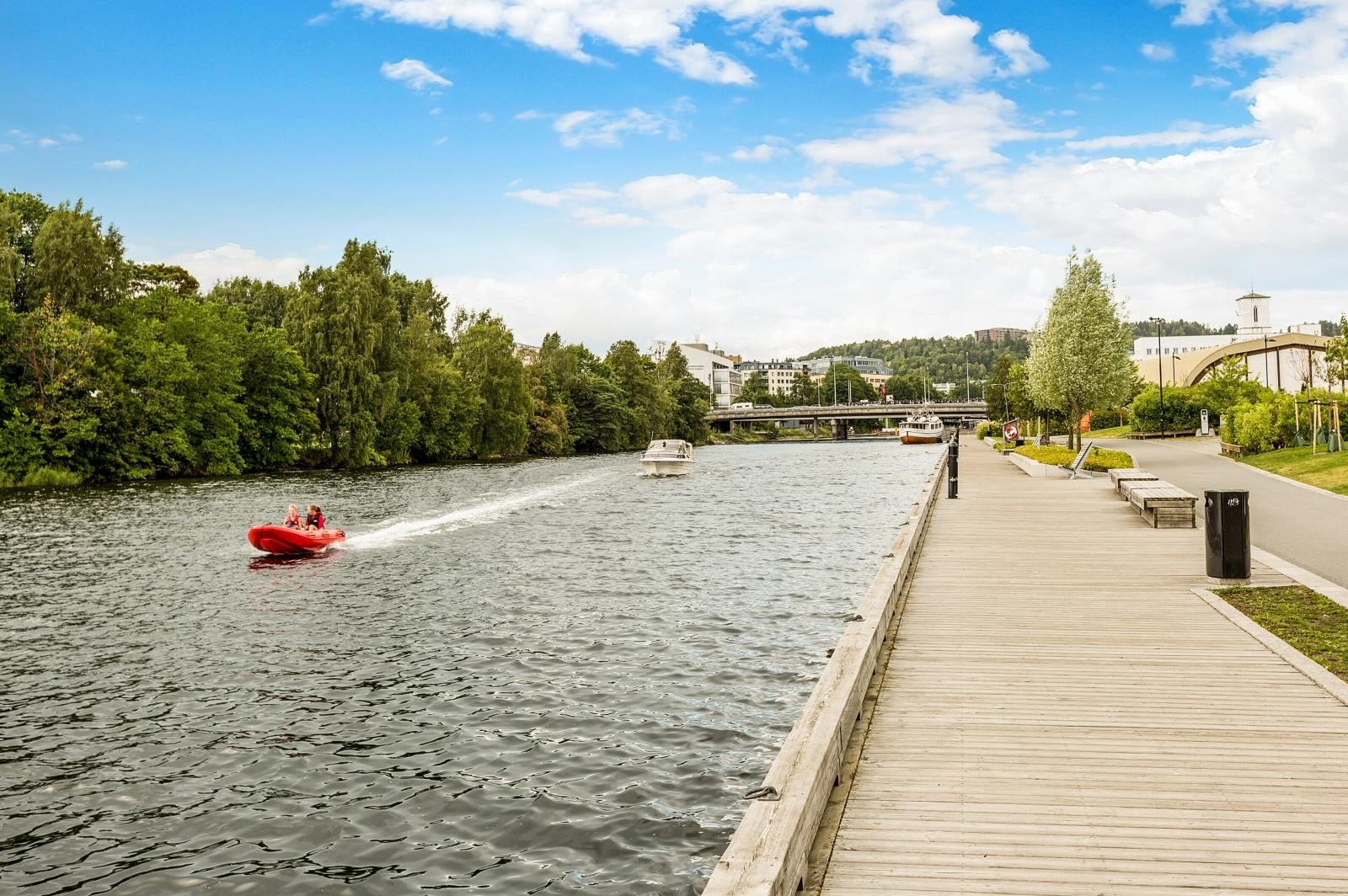 Idylliske turmuligheter langs vannet Galleribilde