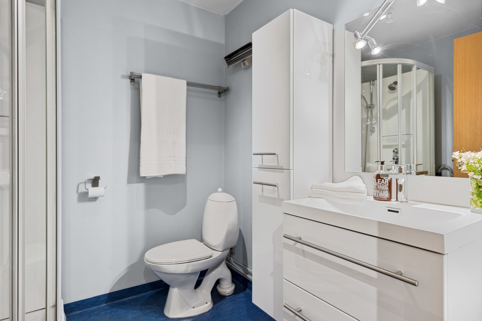 Bad/vaskerom i 1. etasje med dusjkabinett Galleribilde