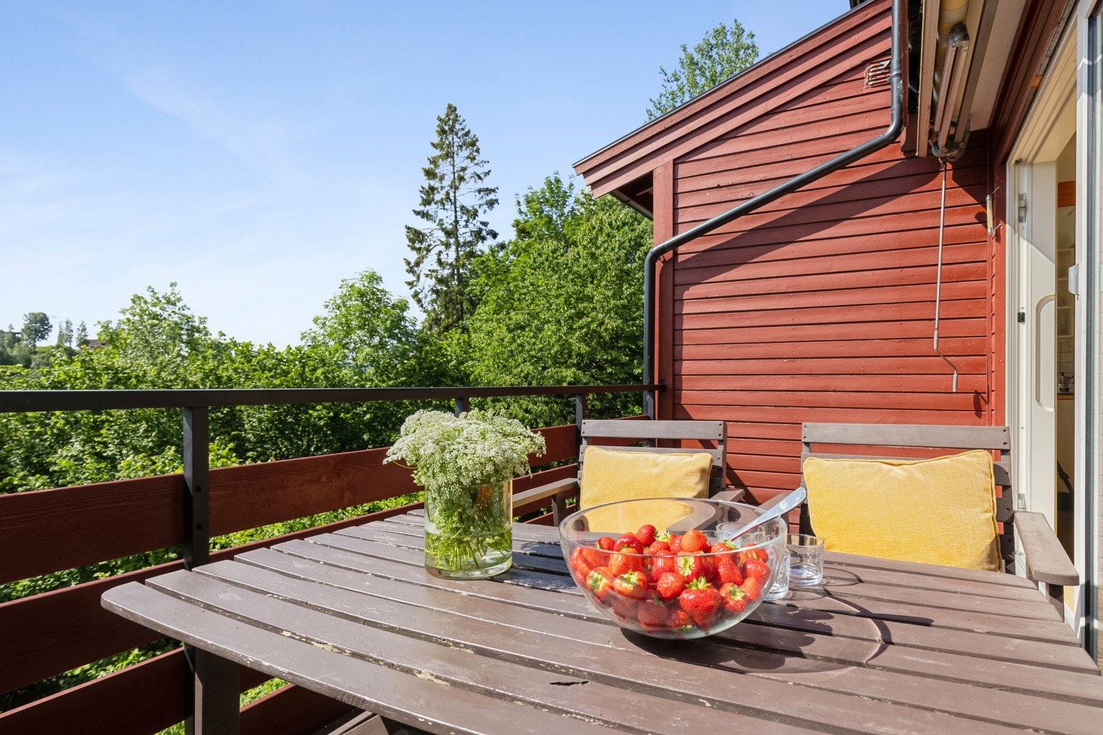 En lys og trivelig rekkehusleilighet i to etasjer Galleribilde