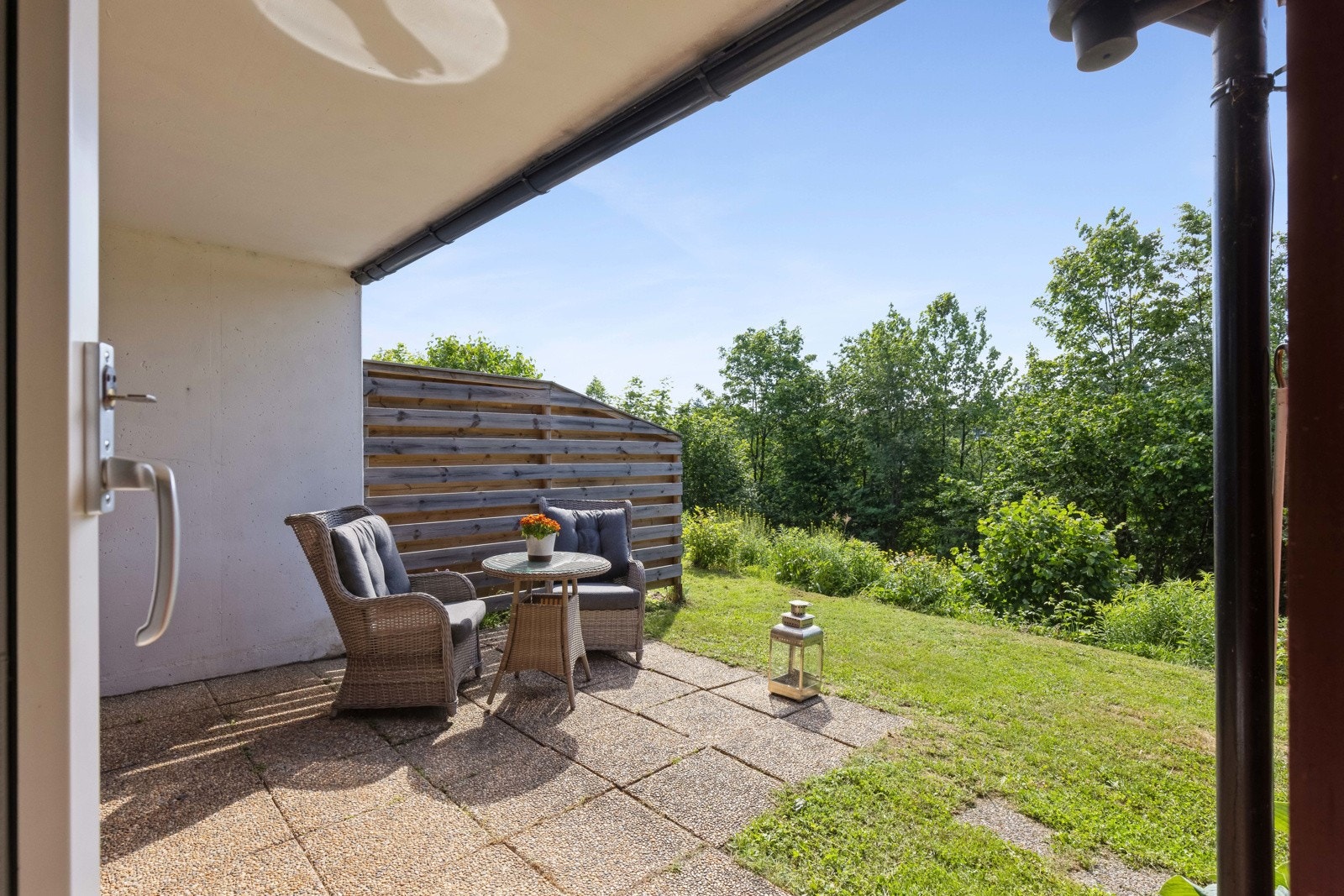 Hellelagt terrasse med tilgang til hage Galleribilde