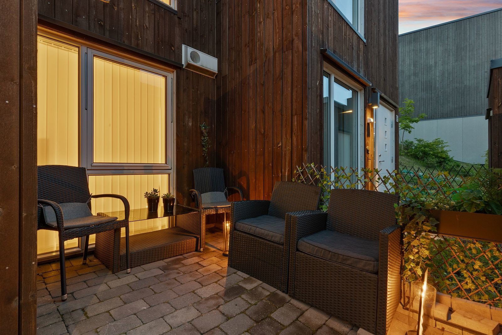 Kveldsstemning uteplass utleiedel. Galleribilde