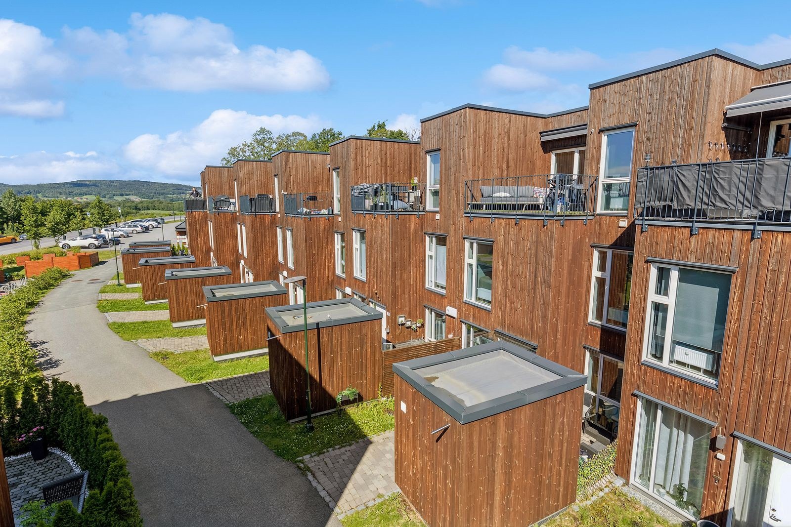 Boligen ligger i et meget barnevennlig område med bilfrie internveier. Galleribilde