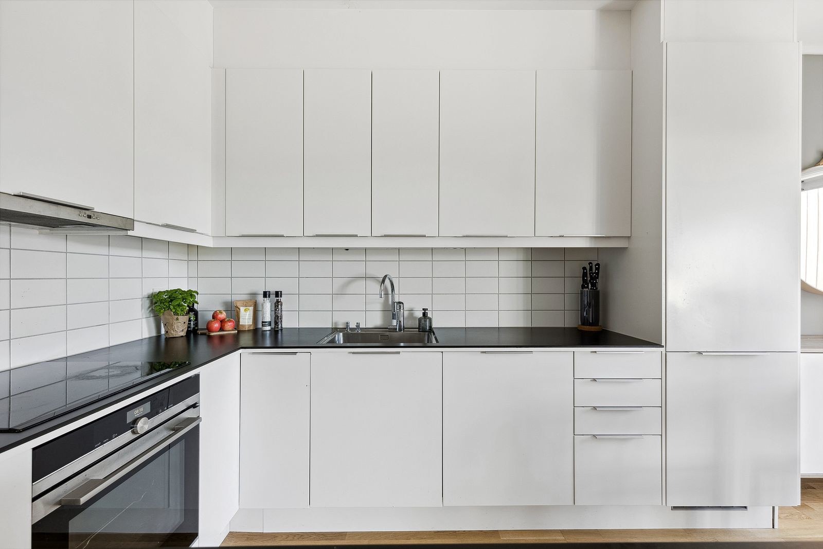 Kjøkkenet er utstyrt med integrert oppvaskmaskin, kjøl/fryseskap, platetopp og stekovn. Galleribilde